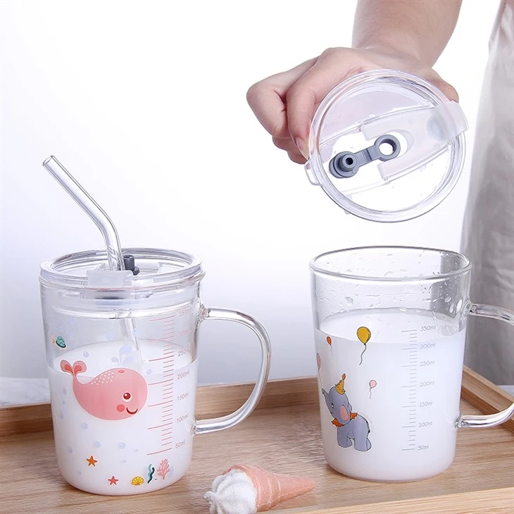 Glas drinken met deksel en stro